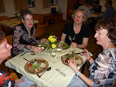 Reunion dinner (2009-11-07 19.12.51 P1000514 Simon.jpeg)